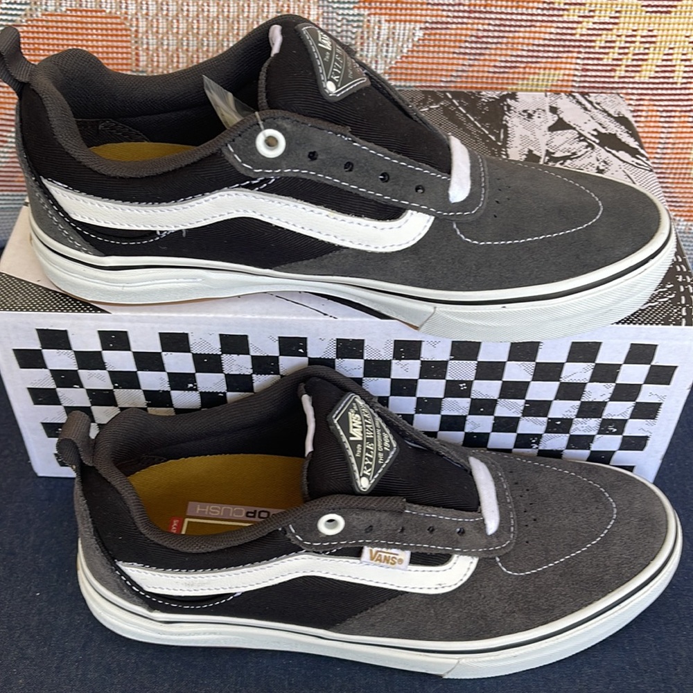 Vans Men’s Kyle Walker
(Twill) Raven
VN0A5JIE87C
Sneakers - athletic shoes - Picture 2 of 16